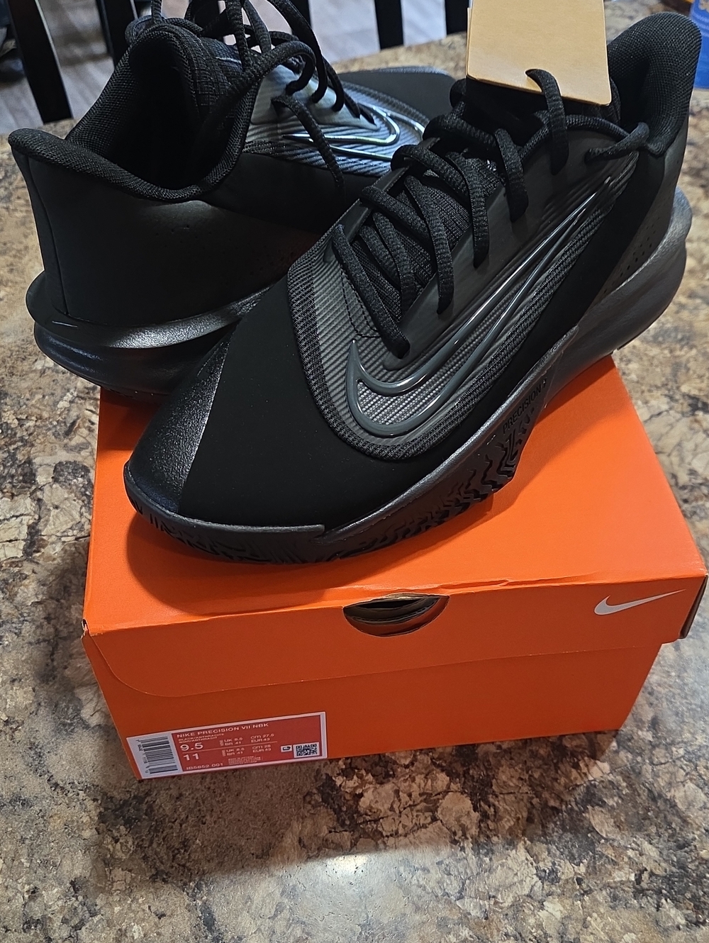 Nike Men’s Black Low-Top Athletic Basketball Shoes